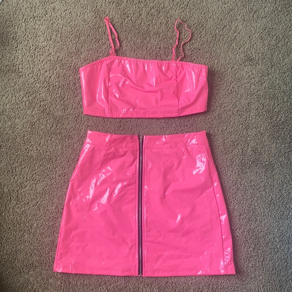 Pretty in pink matching set 💕 leather crop top & skirt with black zipper